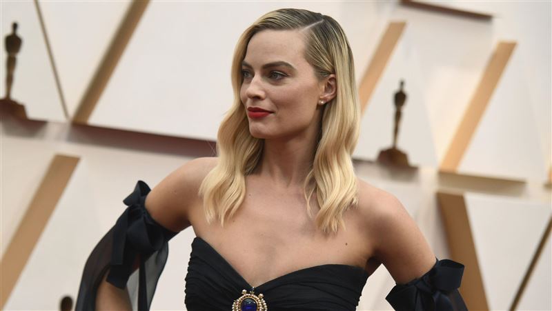 小丑女低胸裝也沒用　窗簾袖口成箭靶