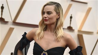 小丑女低胸裝也沒用　窗簾袖口成箭靶