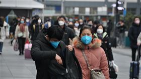 武漢肺炎影響下  中國返工潮人數不如往年受到武漢肺炎疫情影響，乘客估計返工人潮只有往年一半。圖為8日上海火車站外的出站乘客。中央社記者沈朋達  109年2月9日