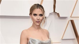 黑寡婦紅毯豪乳掉出　近看根本透明裝