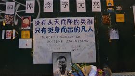 旅法中國人悼念李文亮  呼籲言論自由超過50名旅法中國學生與中國僑民9日晚間聚集在巴士底廣場旁，為揭露武漢肺炎疫情的李文亮醫生舉行追思。現場除蠟燭、鮮花外，更有「言論自由」、「我想正常說話」等標語，希望事件能帶來改變。中央社記者曾婷瑄巴黎攝　109年2月10日