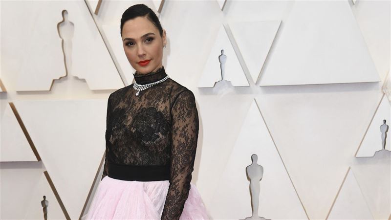 女星粉紗長裙　陸網轟：可做好多口罩