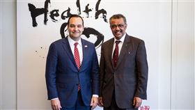 美國駐日內瓦大使布倫博格（左）6日表示，由於武漢肺炎迅速擴散，台灣是受疫情影響地區，世衛在技術上必須呈現清楚可見的台灣公衛數據。右為世界衛生組織秘書長譚德塞。（圖／翻攝自twitter.com/DrTedros）