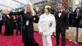 第92屆奧斯卡於美國時間9日晚上舉辦，現場眾星雲集，不少好萊塢大咖通通齊聚一堂享受盛典，而被媒體喻為是「全球最強新人」的怪奇比莉（Billie Eilish）年僅18歲就橫掃葛萊美獎，這次她也受邀參加，擔任表演嘉賓，一出場就看得出相當有個性，穿著布鞋、招牌亮綠色髮型出現，一旁的親哥FinneasO’Connell低調現身，兄妹倆高顏值引發全場焦點。▲。（圖／達志影像／美聯社）