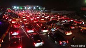 上海採封閉式管理（圖／翻攝自人民日報臉書）