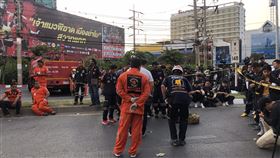 軍警救護人員在百貨公司外等待泰國發生軍人在東北部呵叻府持槍濫殺平民後躲進百貨公司的事件，圖為軍警和救護人員在百貨公司外等待的畫面。（民眾提供）中央社記者呂欣憓曼谷傳真 109年2月9日