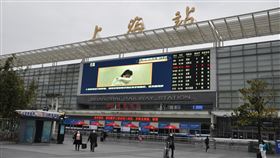 武漢肺炎影響下  上海火車站外門可羅雀受到武漢肺炎疫情影響，原先人潮聚集的上海火車站廣場，也顯得相當寂寥。圖為8日的上海火車站前。中央社記者沈朋達上海攝  109年2月9日