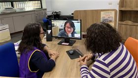 屏東擴大戶政與法院視訊服務屏東縣政府去年9月1日起在屏東市推動試辦「與法院視訊服務」，獲民眾支持，縣府10日表示今年擴大辦理，全縣13處戶政事務所與辦公室全面啟動與法院的視訊服務。（屏東縣政府提供）中央社記者郭芷瑄傳真  109年2月10日