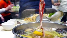 -火鍋-肉片-生雞蛋-（圖／pixabay）