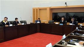 台中市議會召開程序委員會台中市議會10日召開程序委員會，由議長張清照（右2）主持，原本排定討論18日召開的臨時會議程，鑑於武漢肺炎疫情仍未緩和，會中決定暫緩召開臨時會。中央社記者郝雪卿攝　109年2月10日