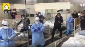 大陸方艙醫院內，有確診老翁帶大家打太極拳，對抗病毒。（圖／翻攝自梨視頻）
