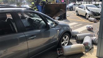 滿載瓦斯桶貨車遭撞側翻　鋼瓶四散飛