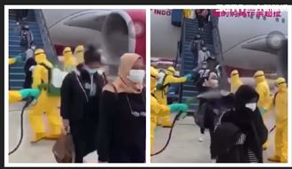 有影／印尼包機撤僑！消毒水拱門曝光