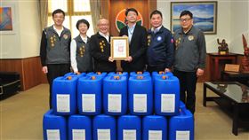 長春石化捐消毒漂白水　助苗縣行政機關防疫武漢肺炎疫情延燒，長春石油化學股份有限公司10日捐贈苗栗縣政府300桶30公升裝的高濃度漂白水，由縣長徐耀昌（左3）代表受贈，議長鍾東錦（右2）也到場見證，近期將發送給各行政機關、學校、公私立安養長照機構加強防疫。（苗栗縣政府提供）中央社記者管瑞平傳真　109年2月10日