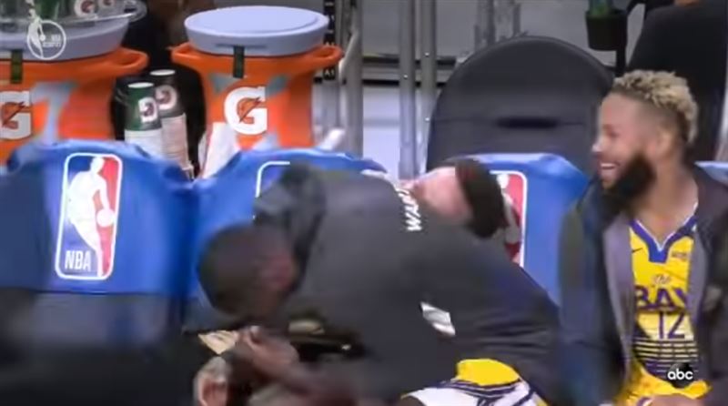 NBA／「小拉基」灌籃糗　柯瑞笑歪