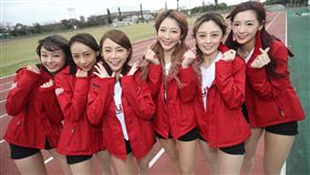 亞洲門戶交流賽  樂天女孩石垣島首秀（1）亞洲門戶交流賽從2016年起，連續5年在日本沖繩石垣市舉行，這次桃猿啦啦隊Rakuten Girls共有6名成員到石垣島，除了資深女孩倪暄（右3）與隊長苡萱（左3）外，YURI（左）、卉妮（左2）、菲菲（右）與若潼（右2）都是第一次參與。中央社記者張新偉石垣市攝　109年2月10日