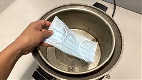 學者檢測電鍋乾蒸法　口罩可重複使用因應武漢肺炎疫情，口罩供不應求，學者檢測證實利用電鍋乾蒸法，可讓口罩起死回生重複使用，但使用5次後過濾效力減損就需丟棄。中央社記者郝雪卿攝　109年2月10日