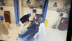 中國浙江省有民眾聽聞酒精可殺死病毒，但誤解意思而一口氣灌了100毫升的白酒，結果半夜吐血，嚇得他趕緊就醫。（圖／翻攝自搜狐）