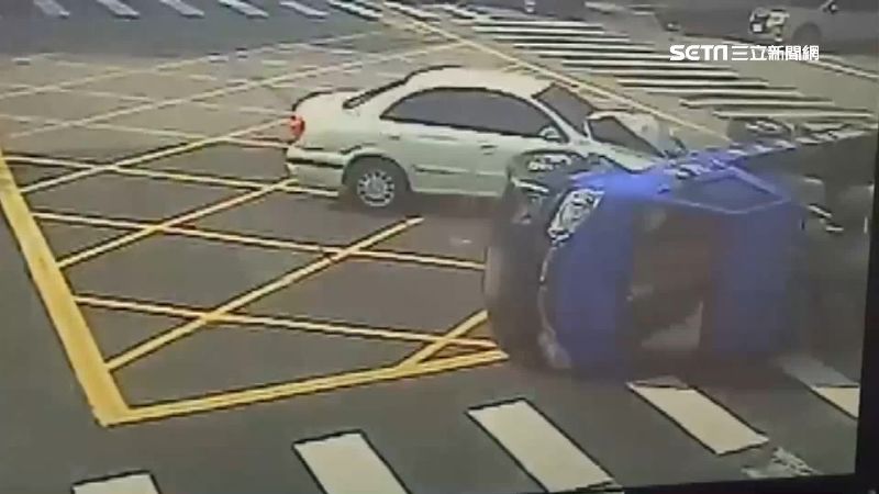 載瓦斯貨車遭撞　鋼瓶四散嚇壞路人