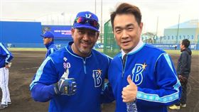 彭政閔和橫濱監督拉米瑞茲相見歡。（圖／翻攝自彭政閔Instagram）