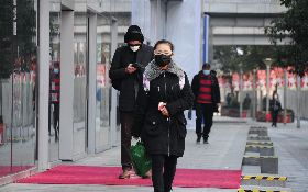 上海開工第一天  民眾戴上護目鏡出行