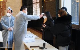 上海開工第一天  大樓保安為員工量體