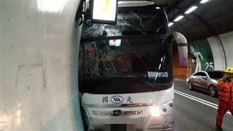 國光客運「爆胎撞牆」　1重傷5輕傷