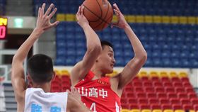 HBL男子組　南山擊敗青年（3）108學年度高中籃球聯賽（HBL）10日在台北和平籃球館舉行，南山高中以78比69擊敗青年高中，南山彭冠綸（紅衣）儘管因傷暫時下場，仍拿下11分。中央社記者吳家昇攝　109年2月10日