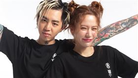  ▲謝和弦和Keanna開設服裝潮牌，並拍攝恩愛形象照片。（圖／翻攝自品牌官網）