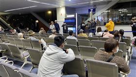台灣被納入旅行禁令 150台籍旅客抵菲無法入境菲律賓民航委員會10日晚上下令，禁止曾入境或停留台灣的非菲律賓籍人士入境，但數架班機在命令發布前起飛，約150名台籍旅客抵達菲國後被拒絕入境。圖為滯留馬尼拉機場旅客。（民眾提供）中央社記者陳妍君傳真  109年2月11日