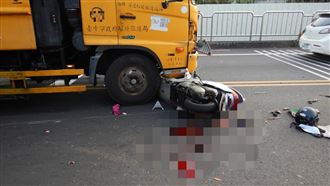 台中垃圾車擦撞機車　超驚悚畫面曝光