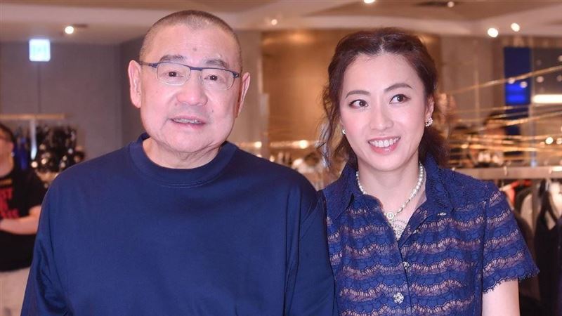 香港最有錢闊太？貴婦嗨炫豪華口罩牆