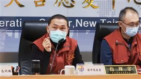 武漢肺炎防疫  侯友宜：中央命令一定要貫徹新北市長侯友宜（左）11日舉行「因應嚴重特殊傳染性肺炎疫情第11次應變會議」，會中指出防疫視同作戰，中央跟地方一起並肩作戰，中央命令一定要貫徹到底；，把防疫工作做到萬無一失，才能夠度過難關。中央社記者王鴻國攝  109年2月11日
