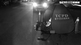 超驚悚！男疑酒醉路倒　遭3車輾壓血跡四散臟器外露慘死。（圖／翻攝畫面）