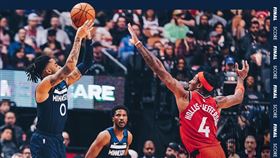 ▲羅素（D'Angelo Russell）灰狼首秀，投進4顆三分球攻下22分。（圖／翻攝自灰狼推特）