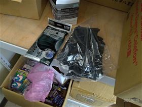 士林地檢署搜索位在新北市八里的慶豐公司，發現未經核可私設工廠，生產製造「醫療口罩」等，廠區髒亂不堪，檢調查扣7000多片待分裝，未經核可的醫用口罩，負責人14萬元交保。（圖／翻攝畫面）