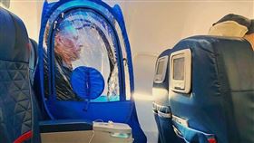 口罩,武漢肺炎,帳篷,飛機,StadiumPod,Rick Pescovitz／翻攝臉書Under the Weather