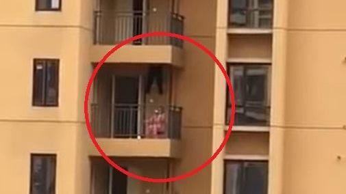 女陽台敲鑼哭喊救母：我媽快不行了…