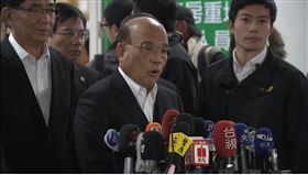 行政院長蘇貞昌11日赴中華郵政公司，為負責防疫物流作業的同仁加油打氣。