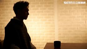 黃偉晉〈背光旅行〉MV
照片請註明:愛貝克思提供