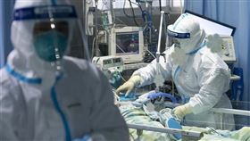 ▲武漢肺炎疫情擴散，中國全力防疫，醫護人員也全身防護裝不敢大意。（圖／翻攝自新華網）