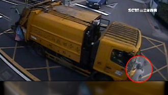 垃圾車撞倒機車　7旬翁遭拖行慘死