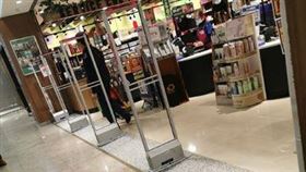 有民眾走過感應門總是被嗶，笑稱自己根本是行動感應人（爆怨公社）