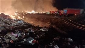 竹南垃圾掩埋場火警苗栗縣竹南鎮垃圾掩埋場11日凌晨發生火警，消防隊員獲報趕抵現場搶救，不過掩埋場內堆積許多廢棄木材，地底下又有長年累積的沼氣易助長火勢蔓延，人員花了3個多小時終於控制火勢。（義消提供）中央社記者管瑞平傳真  109年2月11日