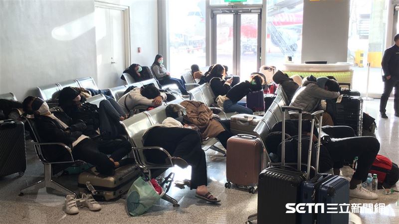 睡機場冰冷鐵椅台客酸：當兩日中國人