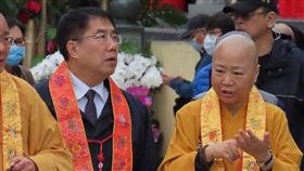 黃偉哲出席佛教會祈福法會「中國佛教會啟建仁王護國息災祈福大法會」11日在台南白河大仙寺舉行，台南市長黃偉哲（左）等人出席，盼藉宗教祈福，讓武漢肺炎疫情早日退散。中央社記者楊思瑞攝　109年2月11日