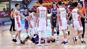 南山球員第一時間上前關切臧駿傷勢。（圖／記者劉家維攝影）