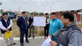 台中大安中庄里路況不良　議員邀集會勘民進黨籍台中市議員施志昌（右2）表示，台中市大安區中庄里自來水延管工程路面修復品質不良，11日特別邀集市府經發局、台水第4區管理處大甲營運所等相關單位代表一同會勘，市府也承諾將進行整修。中央社記者郝雪卿攝　109年2月11日