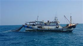 海巡署雲林外海查獲漁船違規拖網捕魚（2）一艘50噸以上「鰲」字號漁船違規在雲林縣箔子寮外9.9浬處拖網捕魚，10日上午被海巡署艦隊分署布袋海巡隊查獲，海巡人員當場廣播要求停止作業，並依法將船主、船長函送漁業主管機關裁處。（布袋海巡隊提供）中央社記者蔡智明傳真　109年2月11日