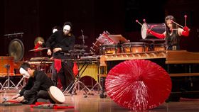 朱宗慶打擊樂團將首赴丹麥演出朱宗慶打擊樂團應北歐藝術院校聯盟「擊樂脈動藝術節」邀請，15日將前進丹麥皇家音樂學院舉辦專場音樂會，演出曲目包含融合東方戲劇與西方擊樂的「射日」，團員以純白面具搭配走位，傳遞神話氣息。（朱宗慶打擊樂團提供）中央社記者趙靜瑜傳真　109年2月11日